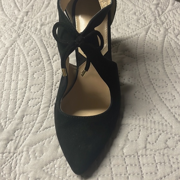 Adrienne Vittadini Nigel Cut-Out Pump.Rear zip closure, Chunky heel Pointed toe. - Picture 5 of 6